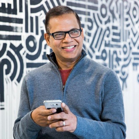 Amit_Singhal_phone_low_res-800x553