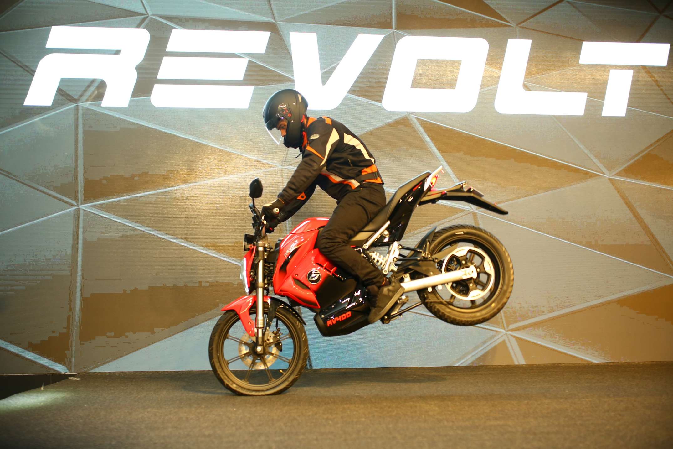 Revolt Launches AI-Enabled Electric Bike RV 400 