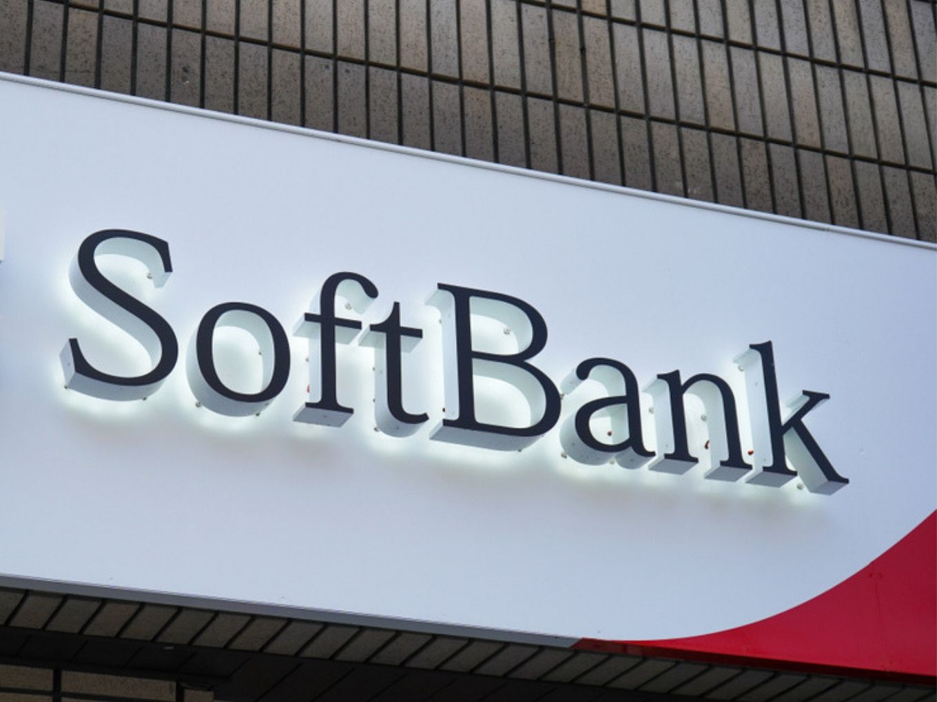 SoftBank In Talks To Invest In Indian Startups Lenskart, Dailyhunt