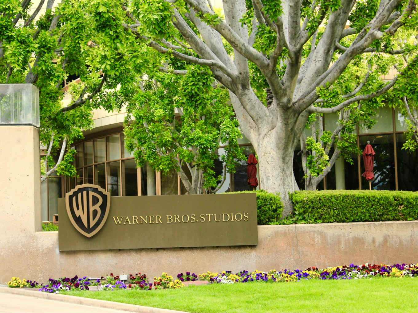 Warner Bros Looks To Set Up Entertainment Centres In India