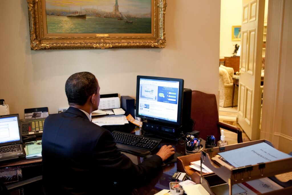 Obama_testing_the_Federal_Government_IT_Dashboard using FusionCharts