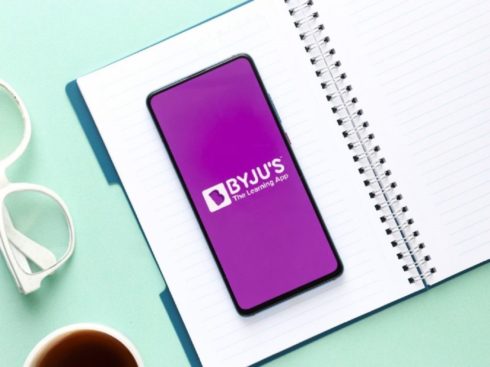 With so many Indian tech startups filing their draft red herring prospectus (DRHP) in a bid to go for IPO, it seems edtech giant BYJU’s could follow suit by next year. Top investment banks are pushing the country’s first edtech unicorn BYJU’s to go public sometime next year. As per a Tech Crunch report, top investment banks have proposed a valuation of around $40 Bn to $45 Bn for BYJU’s if it lists on the stock exchange next year. Morgan Stanley, an American multinational investment bank has even valued Byju Raveendran led edtech decacron at $50 Bn. The said valuation is almost twice then what Vijay Shekhar Sharma-led Paytm is expected to touch even after its record INR 16,000 Cr IPO which is expected in November this year. BYJU’s is also looking to raise $500 Mn in a debt round through the Term Loan B route from global investors. The deal is still at an early stage and the edtech startup is working with Morgan Stanley as per Money Control. Hospitality giant OYO was earlier last month has raised $660 Mn in term loan funding. However, as of now, the Bengaluru-based startup has not put a timeline on its IPO. BYJU’s has been on acquisition spree to increase its product portfolio and further consolidate its presence in the market. The edtech startup after acquiring WhiteHat Jr for a record deal of $300 Mn, broke its own record after it acquired higher competition coaching institute Aakash for $1 Bn earlier this year. BYJU’s acquired Zishaan Hayath led Toppr for $150 Mn and Gurugram-based upskilling platform Great Learning for $600 Mn. BYJU’s has even made acquisitions overseas. It acquired US-based language learning app Epic for $500 Mn. The startup’s latest acquisition was Bengaluru based computer vision and augmented reality (AR) startup Whodat. This was fifth major acquisition for the edtech giant this year, Founded by Byju Raveendran and his wife Divya Gokulnath in 2011, BYJU’S claims to have 100 Mn students on its platform. The edtech giant has over 6.5Mn annual paid subscription and an annual renewal rate of 86% with its personalised learning programs. BYJU’S raised $50 Mn in its Series F round in July led by IIFL’s private equity fund and Maitri Edtech. BYJU’s is the highest valued startup in India with a valuation of $16.5 Bn and enjoys the support of investors such as General Atlantic, Sequoia Capital, the Chan-Zuckerberg Initiative, Naspers, Silver Lake, Tiger Global, among others.