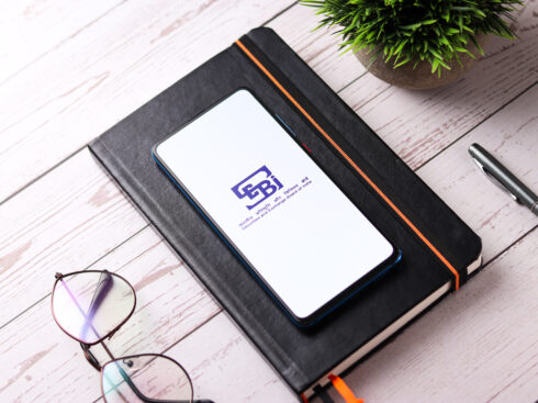 SEBI Unveils ‘Saa₹thi’ App To Educate And Inform Investors Summary The app aims to create awareness about the basic securities markets concepts, KYC process, trading and settlement among others It is available in both English and Hindi on the Play Store and the App Store Last month, SEBI had warned mutual funds against making investments in crypto-related products until it's bill and regulations are in place The Securities and Exchange Board of India (SEBI) has launched a mobile app for educating investors called ‘Saa₹thi’ at a recently held event attended by SEBI officials.